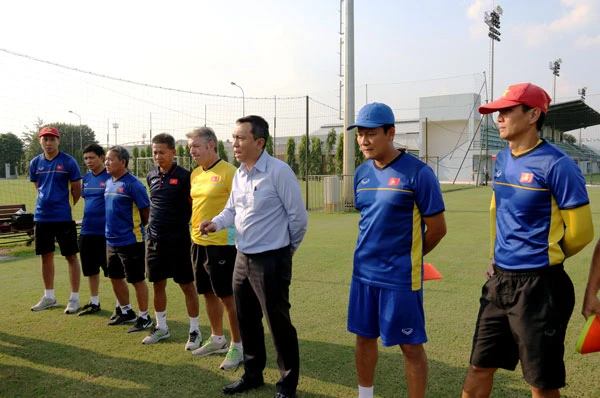 Lãnh đạo VFF thăm và động viên toàn đội trước ngày lên đường. Ảnh: ĐOÀN NHẬT