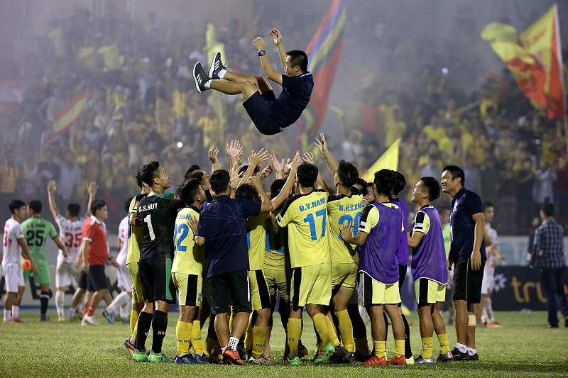 Cầu thủ Hà Nội B tung hô HLV Minh Đức sau khi... thua Nam Định ở trận play-off. Ảnh: MINH HOÀNG