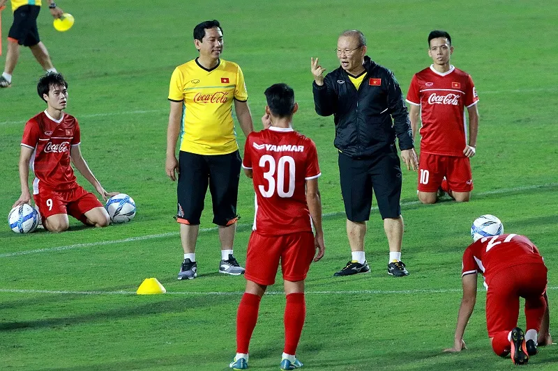Văn Toàn và các đồng đội trên sân tập. Ảnh: MINH HOÀNG
