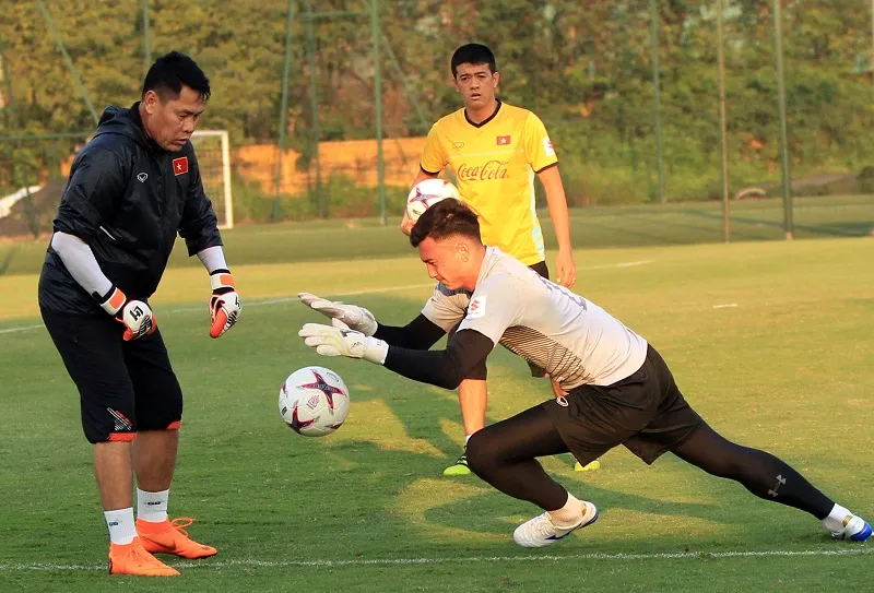 Đội tuyển Việt Nam lên đường sang Lào - Áp lực “cửa trên“ ảnh 2