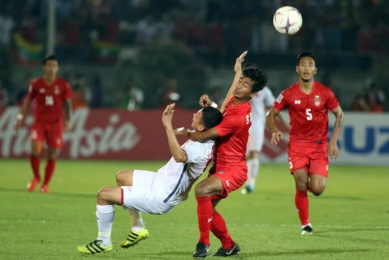 Anh Đức "đầu hàng" khi hậu vệ Myanmar tìm mọi cách để ngăn chặn. Ảnh: ANH KHOA