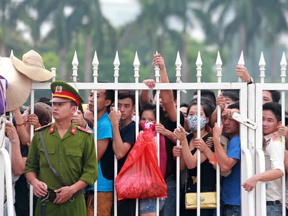 Mua bán vé qua mạng đã không còn hình ảnh xếp hàng mua vé cũng như tình trạng "chợ đen". Ảnh: MINH HOÀNG