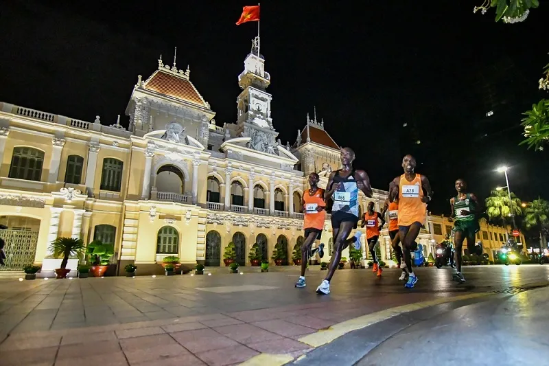 Các VĐV chạy ngang trụ sở UBND TPHCM