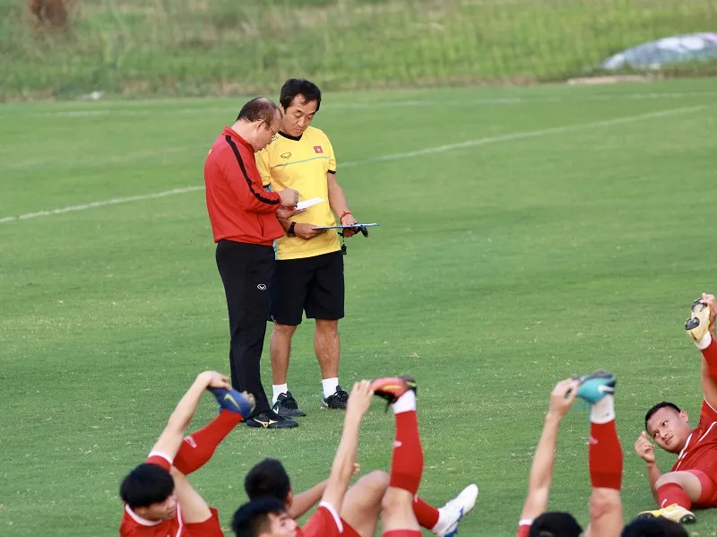 Ông Park tỏ ra lợi hại trong việc biến chuyển đội hình. Ảnh: MINH HOÀNG