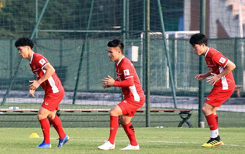 Chủ nhân QBV Việt Nam 2018 Nguyễn Quang Hải trên sân tập chiều 23-12. Ảnh: MINH HOÀNG