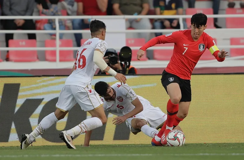 Son Heung Min đi bóng trước các hậu vệ Bahrain. Ảnh: AFC