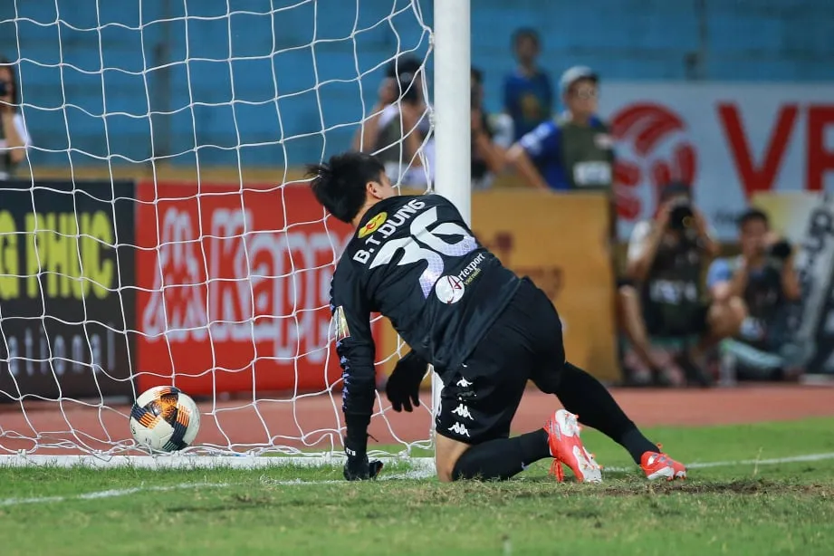 Mãi đến vòng 10 V-League 2019, Tiến Dũng mới có cơ hội ra sân. Ảnh: MINH HOÀNG