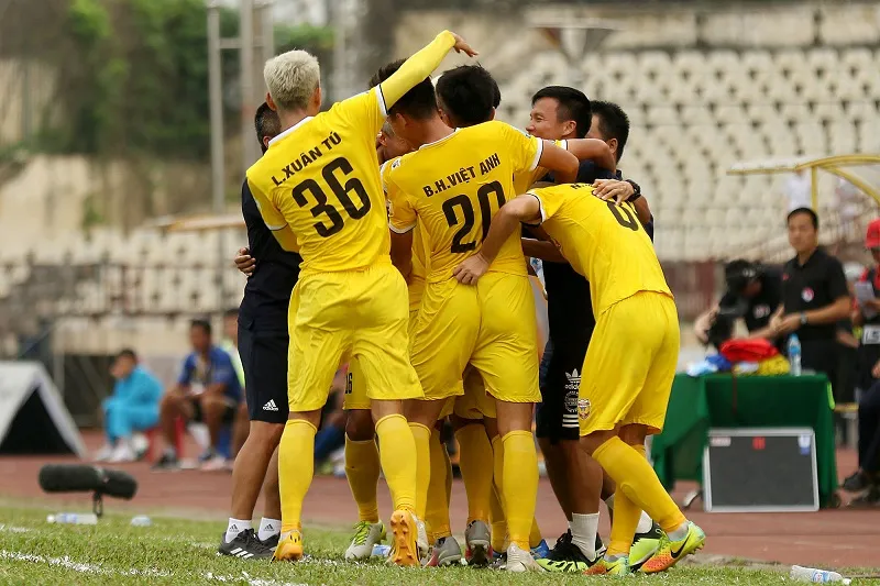 Các cầu thủ Hà Tĩnh đã áp sát ngôi đầu bảng. Ảnh: MINH HOÀNG