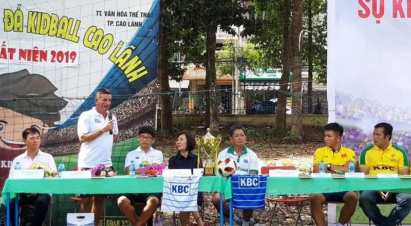 Tác giả “Dinh dưỡng dành cho ngôi sao bóng đá” giao lưu với trung tâm bóng đá Kidball ảnh 2 Tác giả “Dinh dưỡng dành cho ngôi sao bóng đá” giao lưu với trung tâm bóng đá Kidball ảnh 2