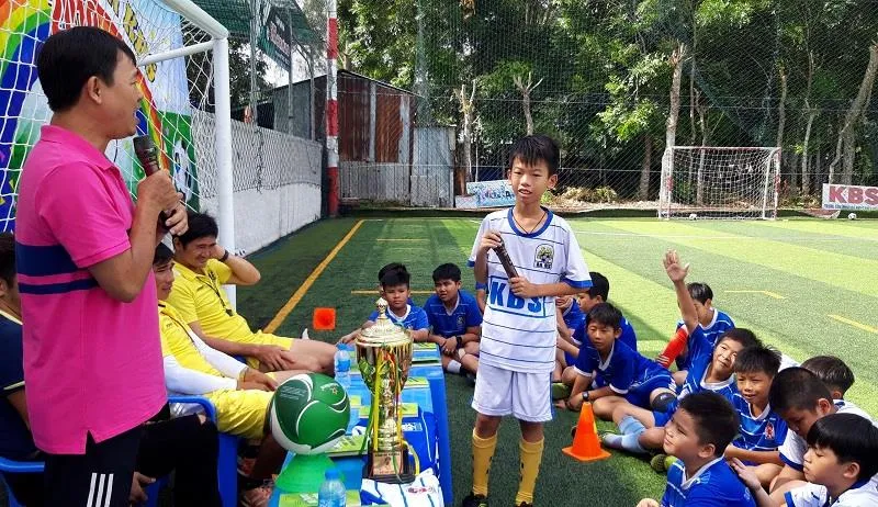 Tác giả “Dinh dưỡng dành cho ngôi sao bóng đá” giao lưu với trung tâm bóng đá Kidball ảnh 1 Tác giả “Dinh dưỡng dành cho ngôi sao bóng đá” giao lưu với trung tâm bóng đá Kidball ảnh 1
