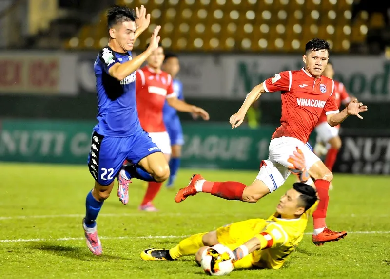 Cuộc so tài bất phân thắng bại của hai đội trên sân Bình Dương ở mùa bóng 2018. Ảnh: NGUYỄN NHÂN