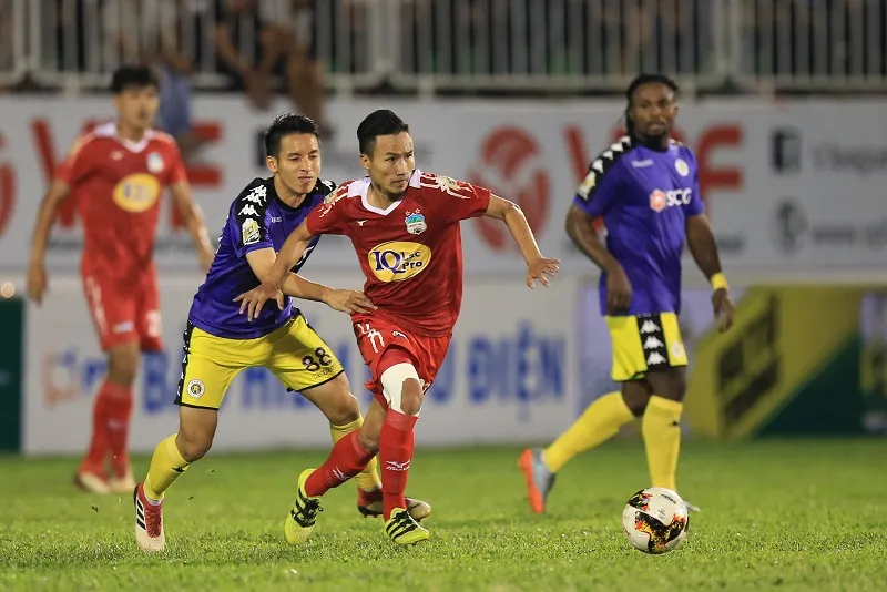 Cuộc so tài đầy quyết liệt giữa HA.GL và Hà Nội vào năm ngoái. Ảnh: MINH TRẦN