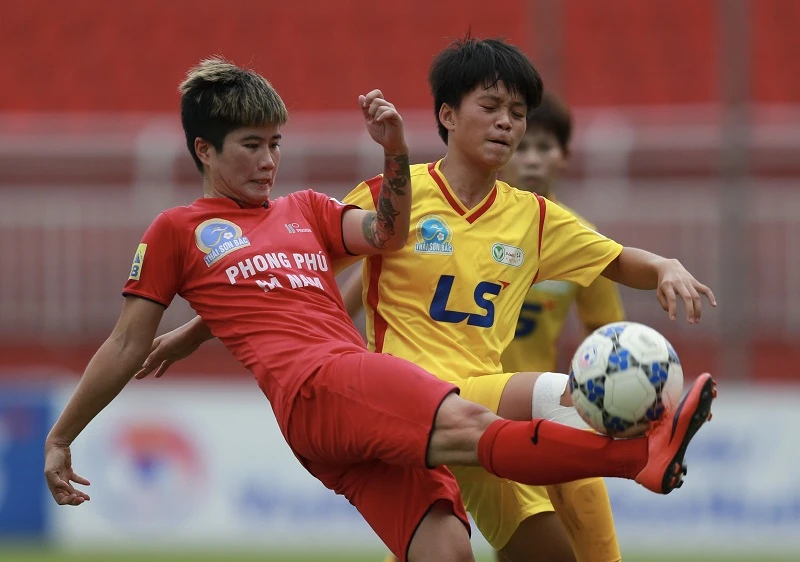 Cuộc thư hùng giữa hai đội TPHCM I và Hà Nam trong trận chung kết năm ngoái. Ảnh: DŨNG PHƯƠNG