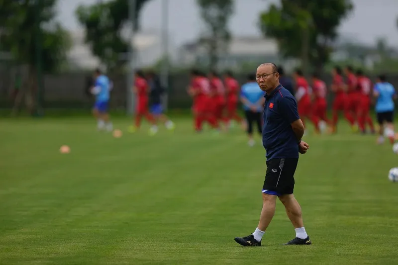 HLV Park Hang-seo trên sân tập chiều 9-7. Ảnh: MINH HOÀNG