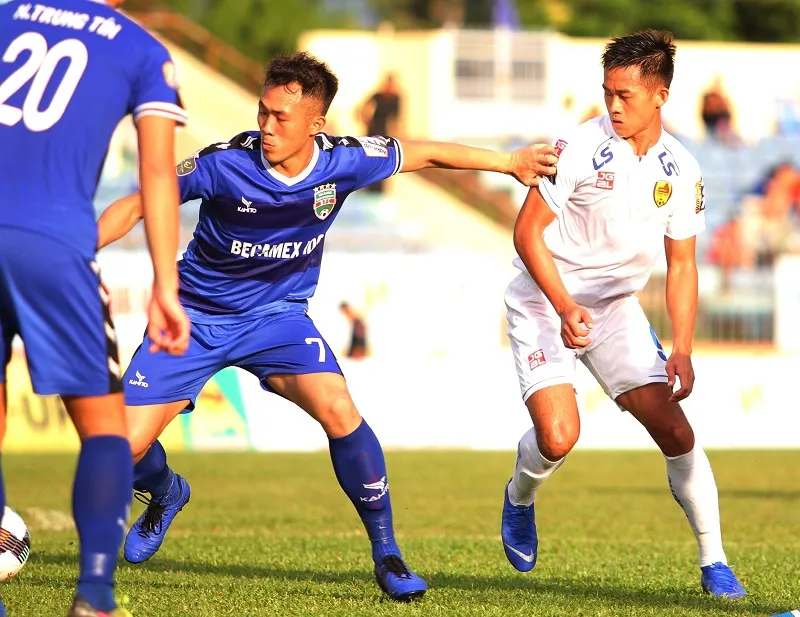 Cuộc đối đầu giữa hai đội trên sân Tam Kỳ ở lượt đi. Ảnh: VIẾT ĐỊNH