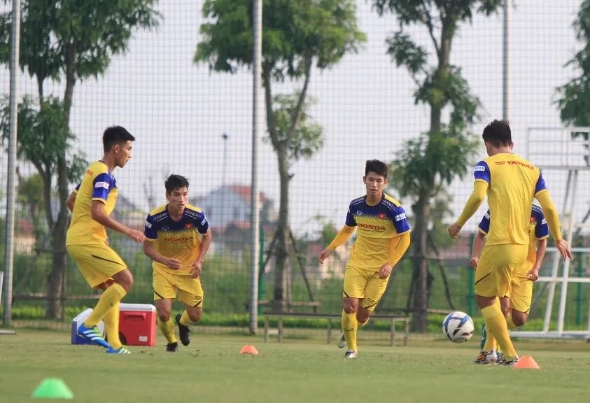 Đội U22 Việt Nam trên sân tập chiều 22-7. Ảnh: MINH HOÀNG