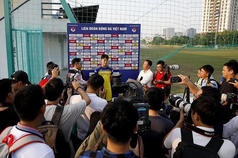 Xuân Trường trong phần trả lời báo chí sau buổi tập. Ảnh: Minh Hoàng