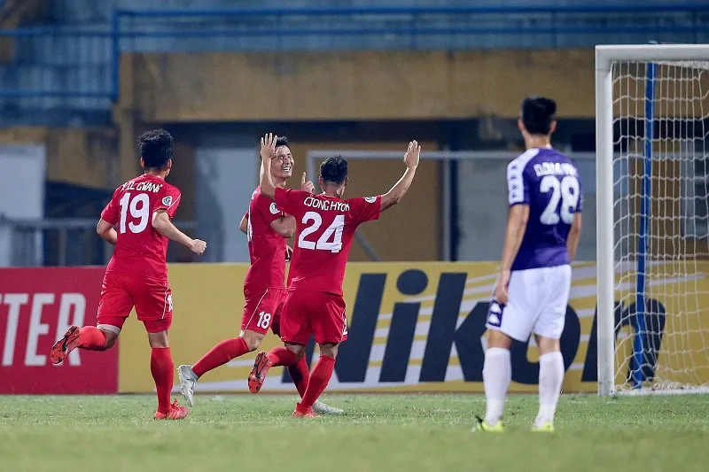 Cái lắc đầu đầy thất vọng của Văn Quyết ảnh 2