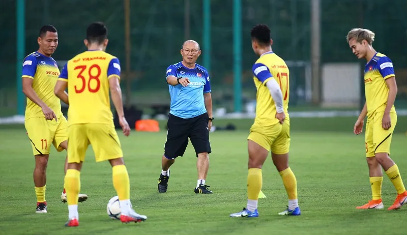 Ông Park và các học trò trên sân tập. Ảnh: Minh Hoàng