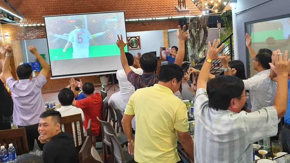 Việt Nam - Indonesia 3-0: Hoàn tất giấc mơ vàng 60 năm ảnh 4 Việt Nam - Indonesia 3-0: Hoàn tất giấc mơ vàng 60 năm ảnh 4