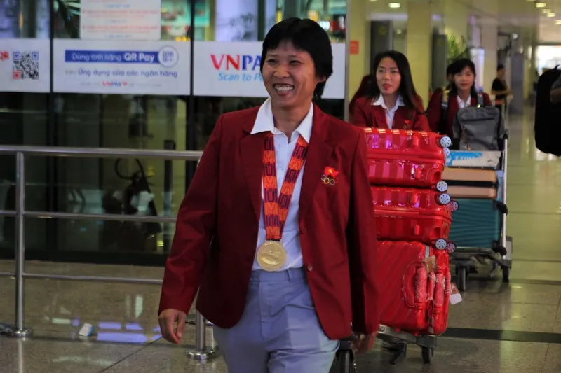 Cô trò Kim Chi rạng ngời trong ngày trở về TPHCM ảnh 2