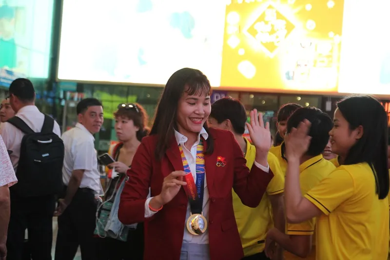 Cô trò Kim Chi rạng ngời trong ngày trở về TPHCM ảnh 4