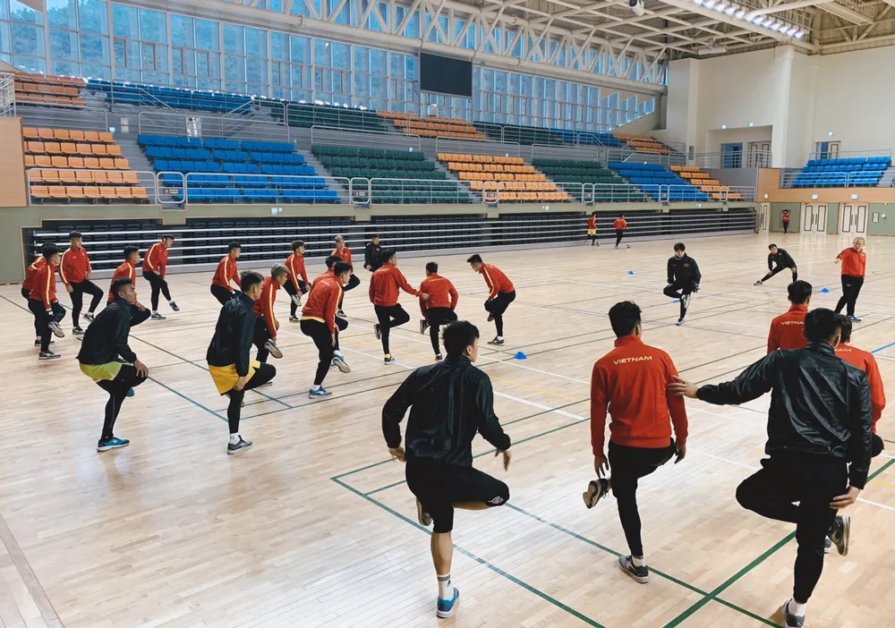 Các tuyển thủ U23 tập trong nhà thi đấu. Ảnh: Đoàn Nhật