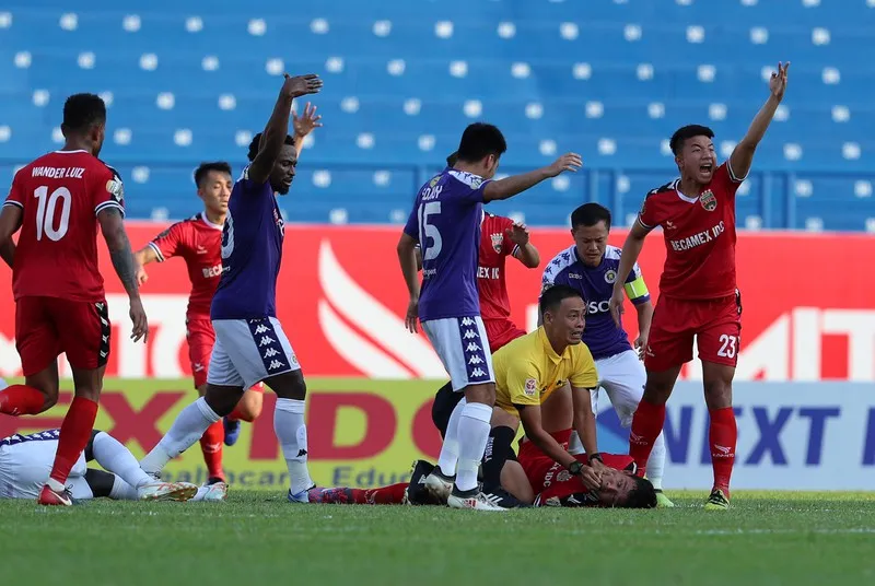 Trọng tài Duy Lân sơ cứu cầu thủ đội Bình Dương tại V-League. Ảnh: Đông Huyền