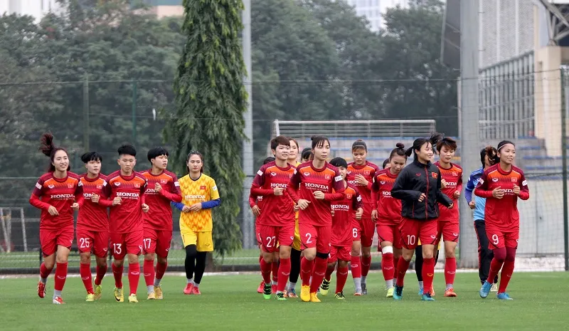 Các cô gái Việt Nam trong buổi tập đầu tiên vào chiều 24-12. Ảnh: Đoàn Nhật