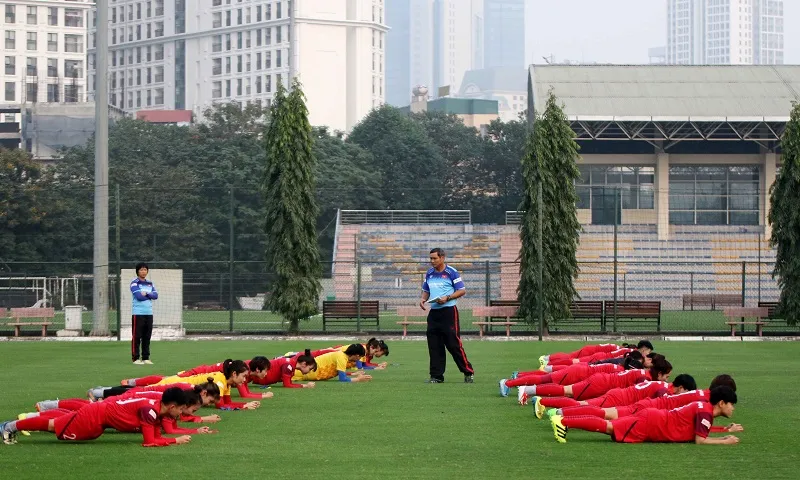 Đội nữ Việt Nam nhận “quà” ngay ngày đầu hội quân ảnh 1