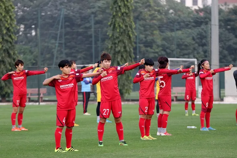 Đội nữ Việt Nam nhận “quà” ngay ngày đầu hội quân ảnh 2