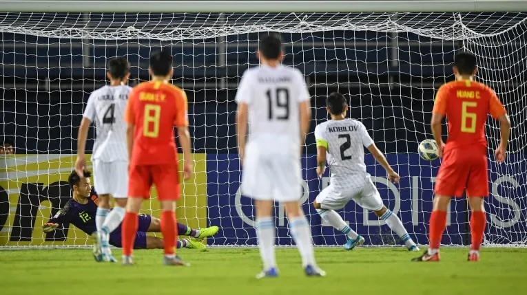 Kobiliov ghi bàn thắng đầu tiên từ chấm phạt 11m.