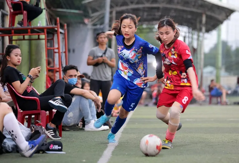 Cuộc so tài gay cấn giữa đội Đoraemon (áo xanh) và Chuột Mickey (áo đỏ)