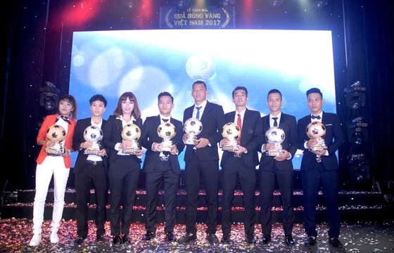 Các cầu thủ đoạt giải trong đêm Gala năm 2017. Ảnh: NGUYỄN NHÂN