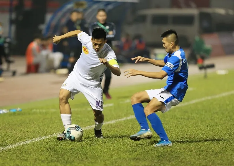 Văn Quyết và các cầu thủ Hà Nội "phơi áo" trên sân Cẩm Phả. Ảnh: MINH HOÀNG