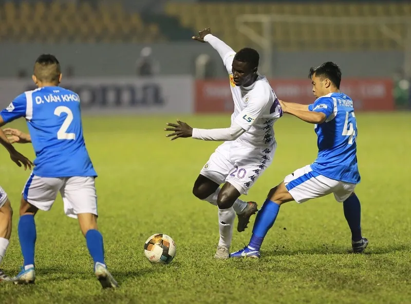 Cú đúp của Jerrmie Lynch nhấn chìm đội đương kim vô địch trên sân Cẩm Phả ảnh 1