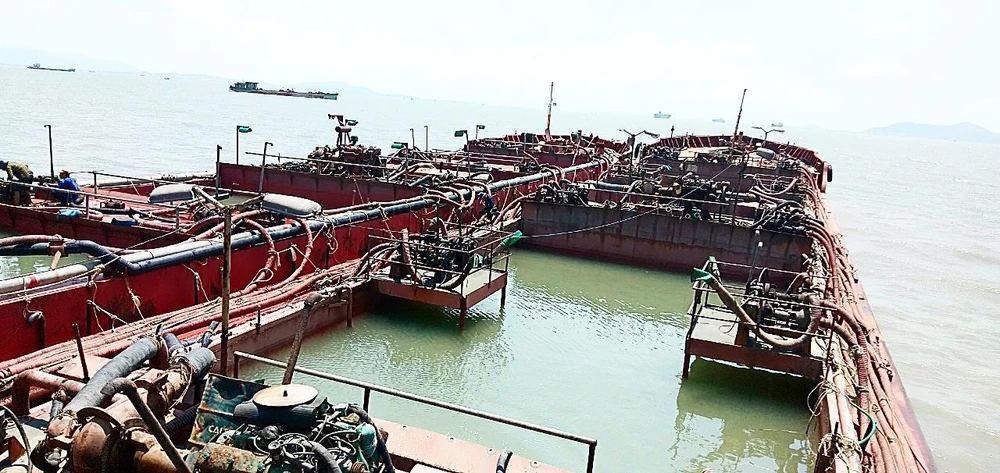 Bắt giữ 4 sà lan khai thác 800m³ cát trái phép ảnh 2 Bắt giữ 4 sà lan khai thác 800m³ cát trái phép ảnh 2
