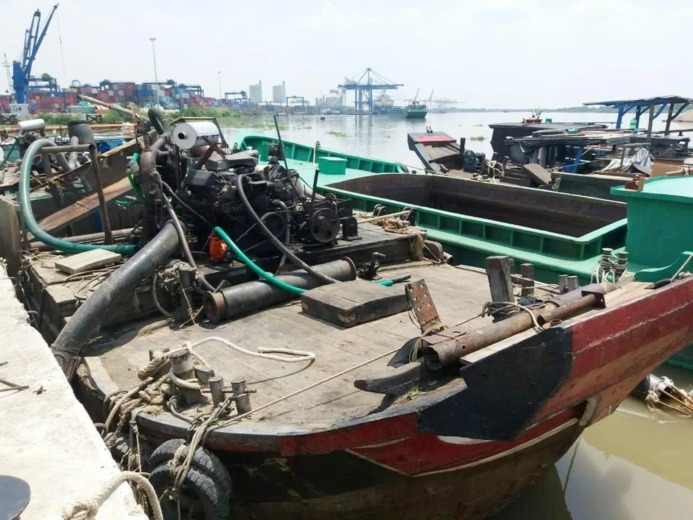 Bắt giữ ghe gắn vòi "bạch tuộc” hút cát trên sông Đồng Nai ảnh 1 Bắt giữ ghe gắn vòi "bạch tuộc” hút cát trên sông Đồng Nai ảnh 1