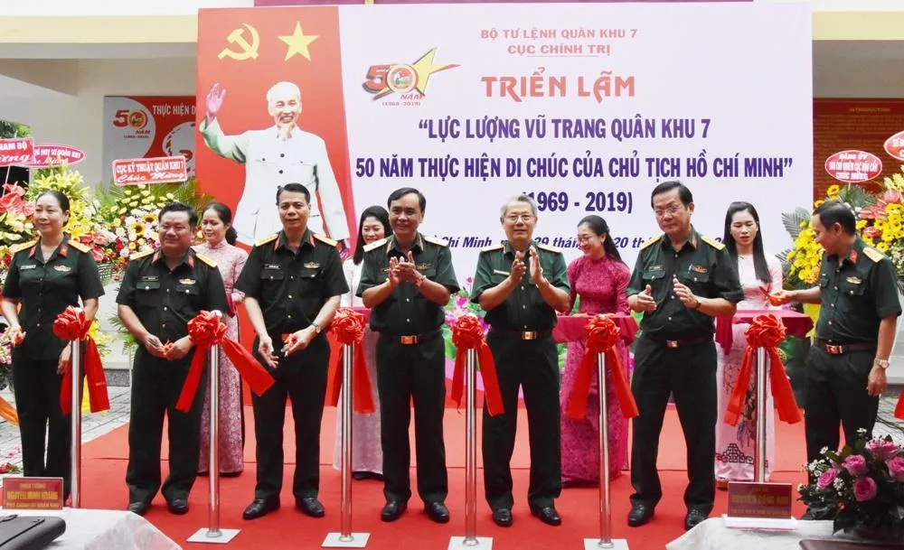 Triển lãm ảnh “Lực lượng vũng trang Quân khu 7 – 50 năm thực hiện Di chúc của Chủ tịch Hồ Chí Minh” ảnh 1