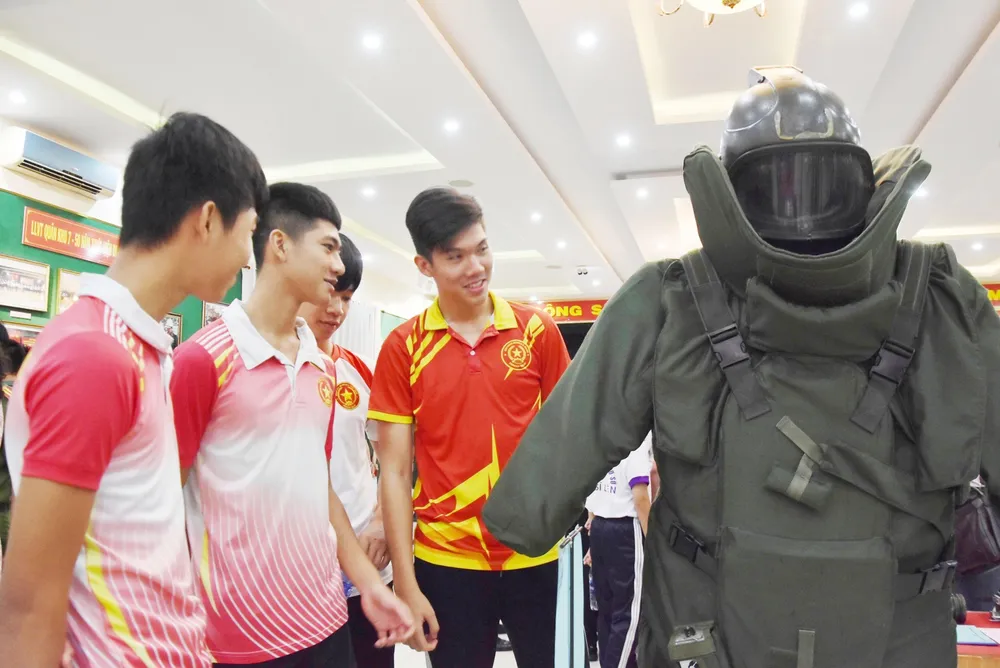 Triển lãm ảnh “Lực lượng vũng trang Quân khu 7 – 50 năm thực hiện Di chúc của Chủ tịch Hồ Chí Minh” ảnh 5