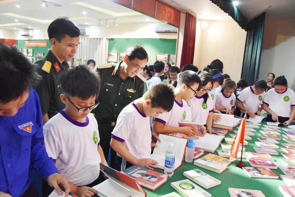 Triển lãm ảnh “Lực lượng vũng trang Quân khu 7 – 50 năm thực hiện Di chúc của Chủ tịch Hồ Chí Minh” ảnh 6