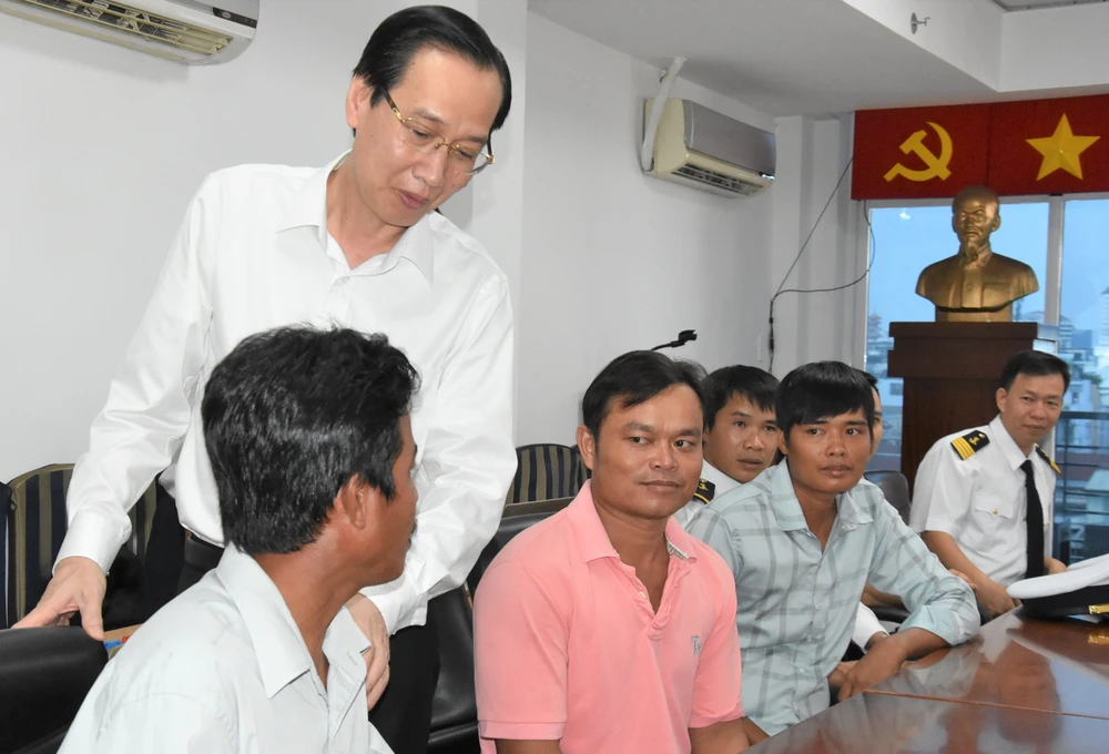 Ứng cứu tàu chìm trên sông Lòng Tàu: Thưởng nóng 1 tập thể và 4 cá nhân ảnh 3 Ứng cứu tàu chìm trên sông Lòng Tàu: Thưởng nóng 1 tập thể và 4 cá nhân ảnh 3