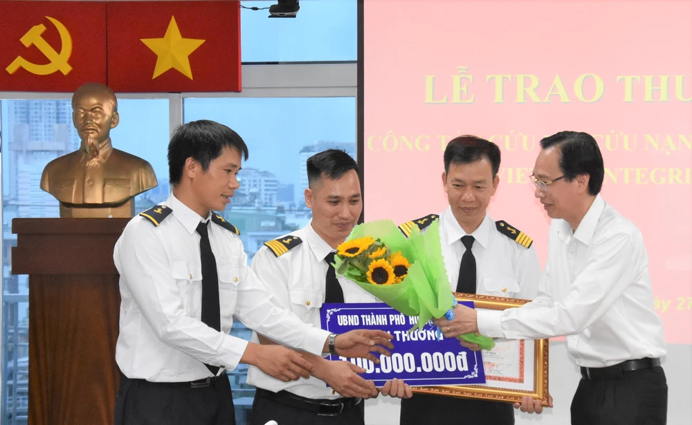 Ứng cứu tàu chìm trên sông Lòng Tàu: Thưởng nóng 1 tập thể và 4 cá nhân ảnh 1 Ứng cứu tàu chìm trên sông Lòng Tàu: Thưởng nóng 1 tập thể và 4 cá nhân ảnh 1