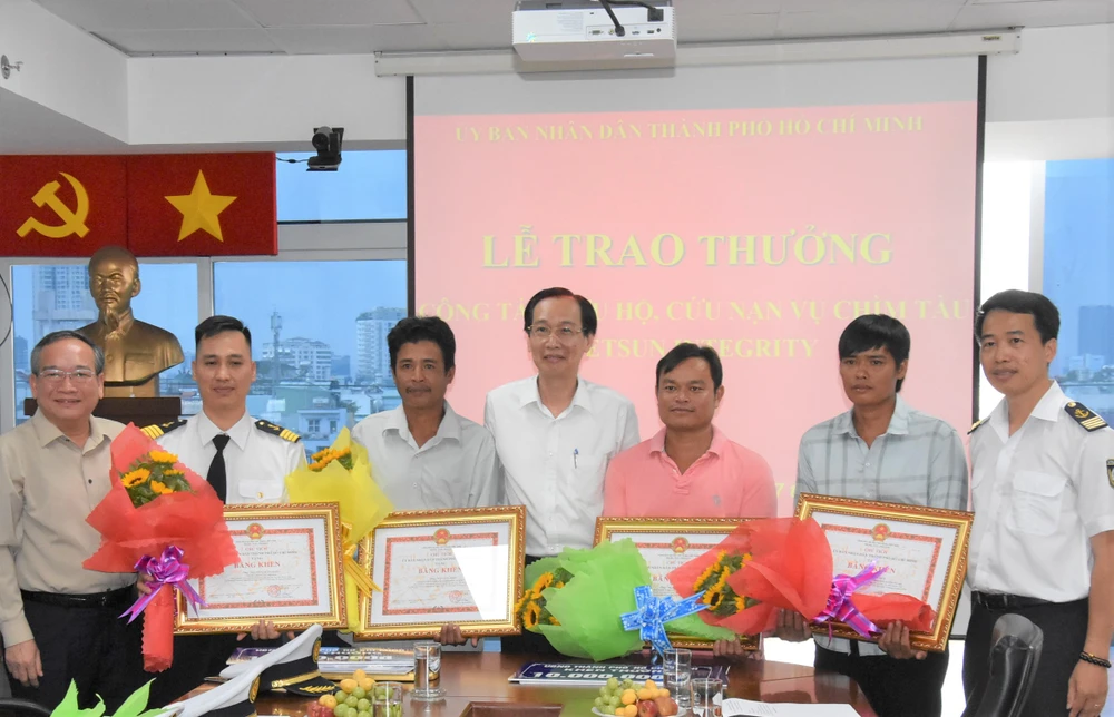 Ứng cứu tàu chìm trên sông Lòng Tàu: Thưởng nóng 1 tập thể và 4 cá nhân ảnh 2 Ứng cứu tàu chìm trên sông Lòng Tàu: Thưởng nóng 1 tập thể và 4 cá nhân ảnh 2