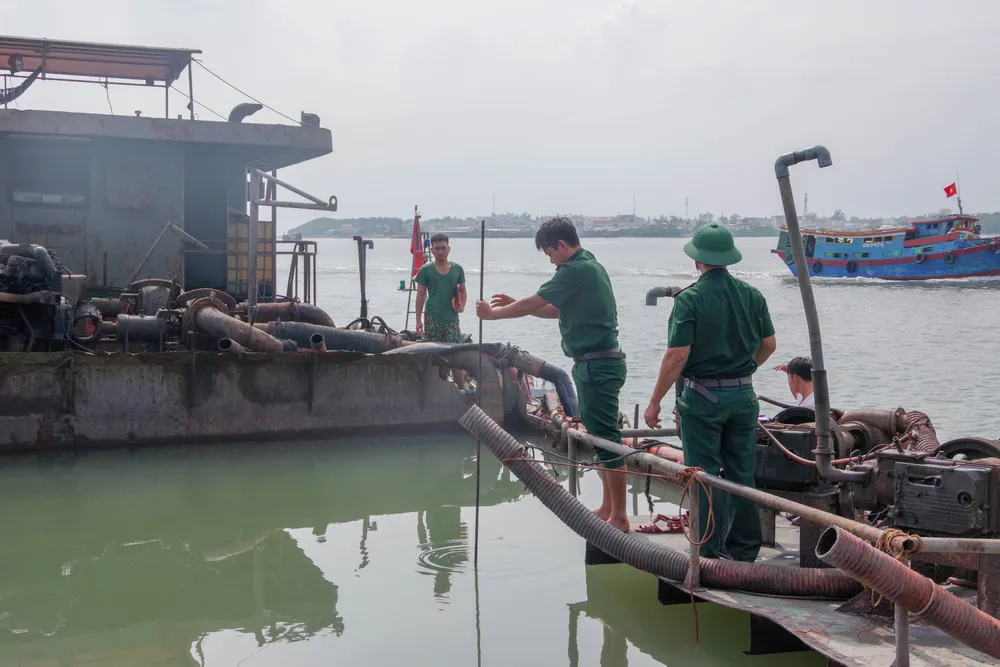 Bắt giữ 3 sà lan khai thác cát trái phép trên biển Cần Giờ ảnh 3 Bắt giữ 3 sà lan khai thác cát trái phép trên biển Cần Giờ ảnh 3