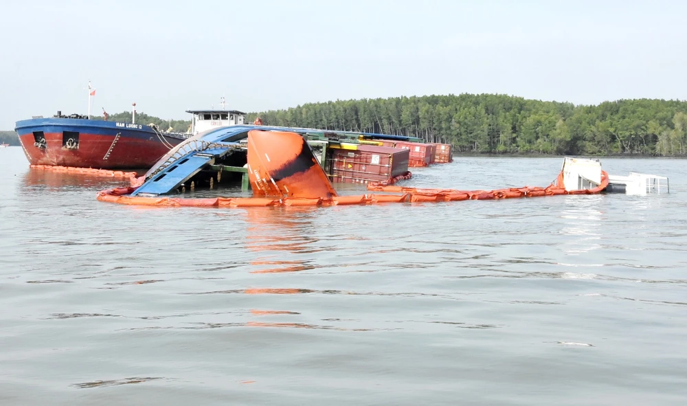 Đang trục vớt container chìm ở sông Lòng Tàu: 2 thợ lặn hôn mê, 3 người mất tích