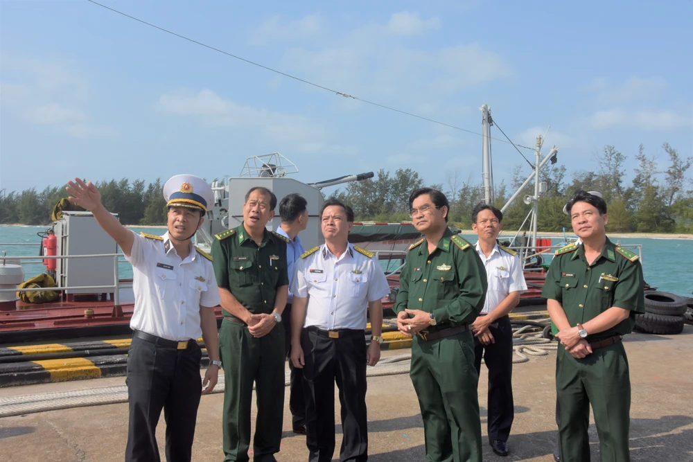 Đoàn đại biểu TPHCM thăm, chúc Tết cán bộ, chiến sĩ trên Vùng biển Tây Nam Tổ quốc ảnh 4 Đoàn đại biểu TPHCM thăm, chúc Tết cán bộ, chiến sĩ trên Vùng biển Tây Nam Tổ quốc ảnh 4