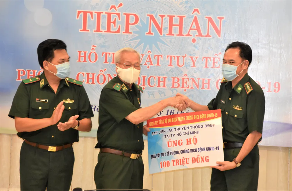 Hàng tỷ đồng thiết bị, vật tư y tế tặng Bộ đội biên phòng chống dịch Covid-19 ảnh 2 Hàng tỷ đồng thiết bị, vật tư y tế tặng Bộ đội biên phòng chống dịch Covid-19 ảnh 2