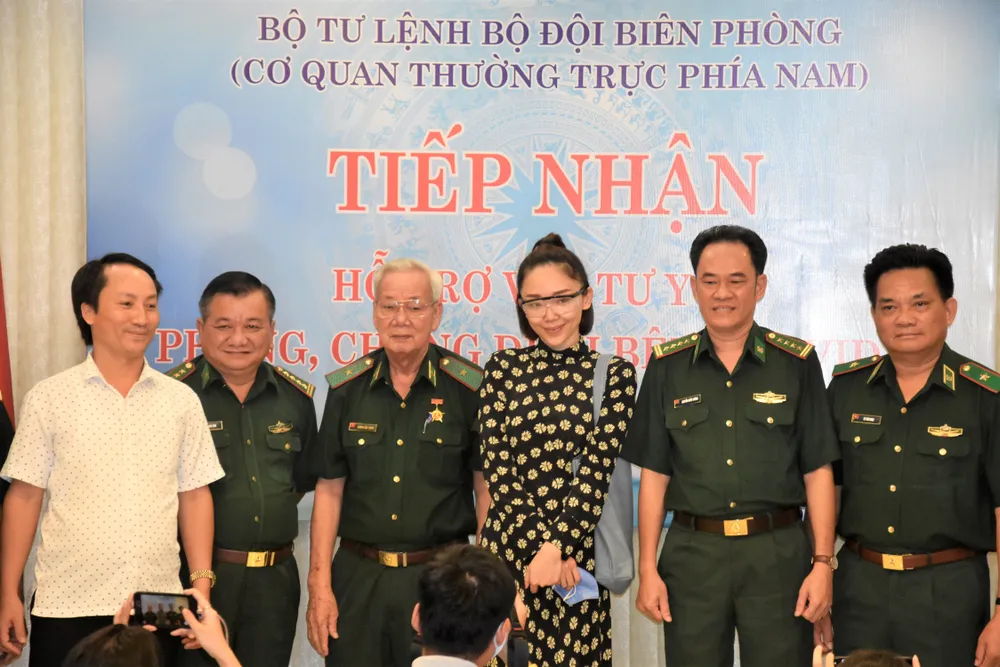 Hàng tỷ đồng thiết bị, vật tư y tế tặng Bộ đội biên phòng chống dịch Covid-19 ảnh 3 Hàng tỷ đồng thiết bị, vật tư y tế tặng Bộ đội biên phòng chống dịch Covid-19 ảnh 3