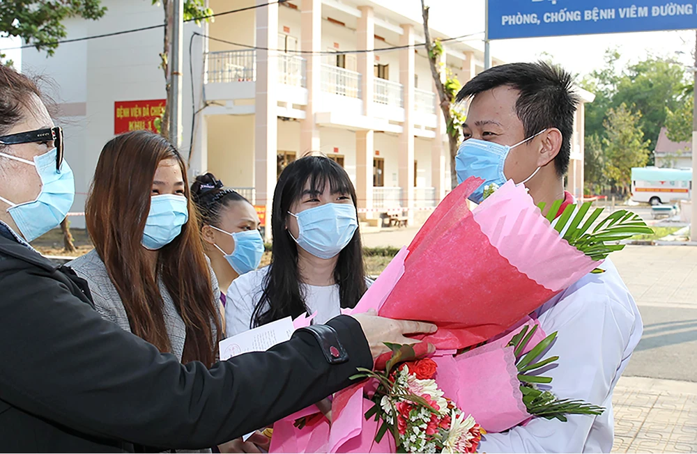 4 bệnh nhân mắc Covid-19 tại TPHCM xuất viện ảnh 2 4 bệnh nhân mắc Covid-19 tại TPHCM xuất viện ảnh 2